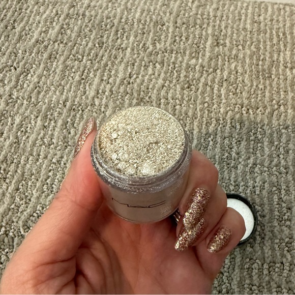 MAC large loose pigment concentrated eye powder Frost - Picture 2 of 4